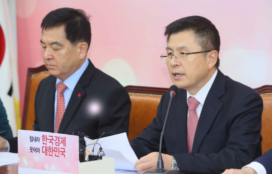황교안 한국당 대표가 9일 국회에서 열린 최고위원회의에서 발언하고 있다.  연합뉴스